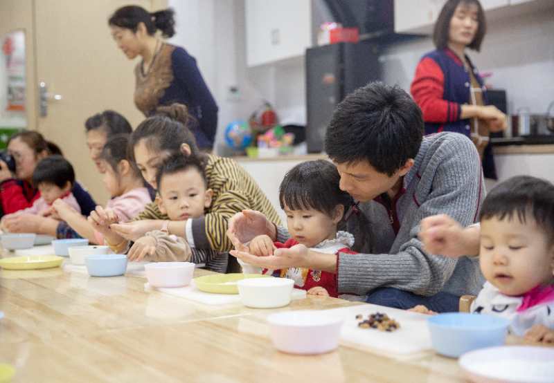 传统习俗中，元宵节猜灯谜、吃元宵、扭秧歌、踩高跷等等，现在快节奏的生活，节日的氛围越来越淡了，传统的习俗也越来越少了。为了让宝贝更好的感受中国传统元宵节，2月17日NYC为小宝贝们精心策划了《元宵佳节闹元宵》活动。接下来，让我们跟随NYC的镜头一起来回顾一下！   快乐小猪开场舞        欢乐的开场舞表演，带领宝贝进入活动。    惊  喜 礼 物       接下来出场的是小宝贝们最喜欢的pongo，pongo给大家都带了礼物~小猪佩奇！    猜  灯  谜        爸爸妈妈表演，宝贝来猜是什么，聪明的宝贝们都各显其才，猜对的宝贝都有奖励哦~    套  圈  圈        套圈圈是宝贝们最喜欢的环节，家长们都使出浑身解数来套取宝贝们喜欢的玩具，最后每位小朋友都满载而归~    踩  高  跷    扭  秧  歌          扭秧歌、踩高跷NYC结合中国传统游戏带领小宝贝们进行了一场中西合璧的表			</div>
						<div class=