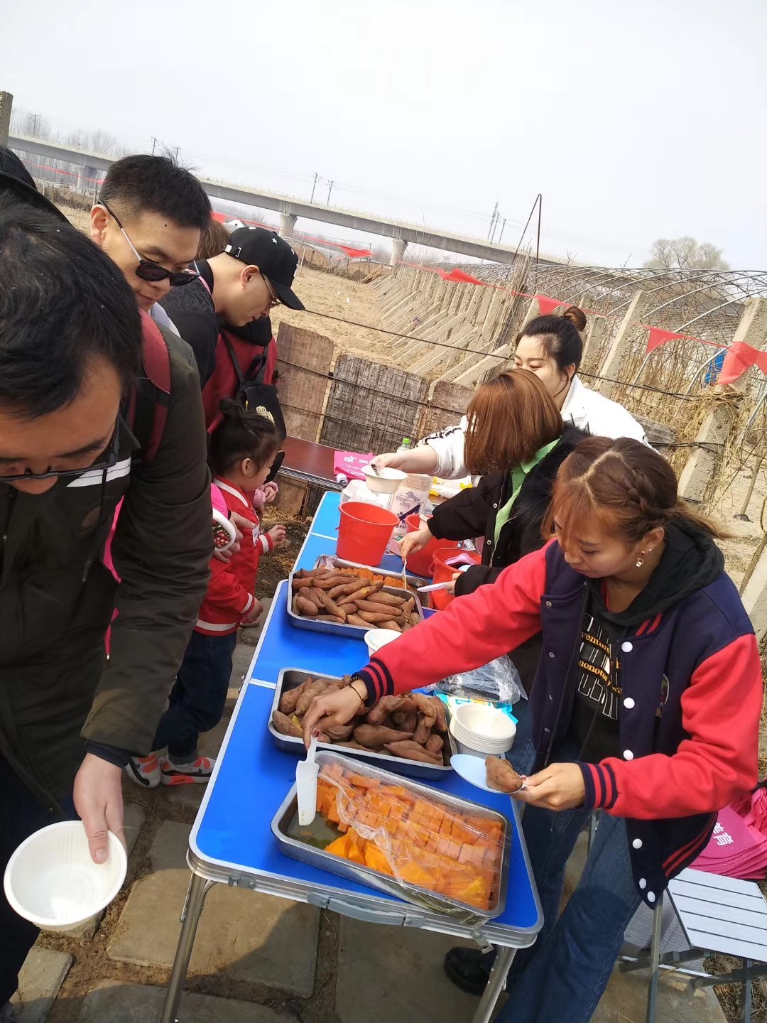 NYC纽约国际房山龙湖早教中心：【活动回顾】“这个春天献出一份爱心”植树大行动！
